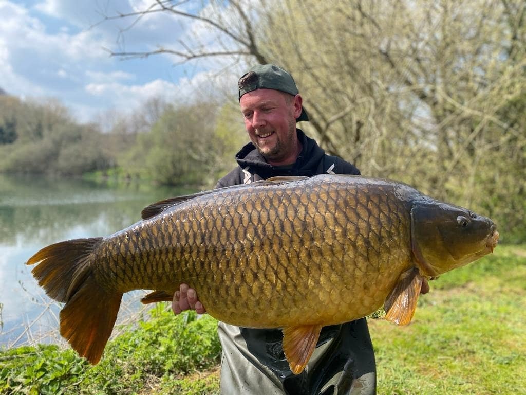 Столик рыболовный для кресла avid carp