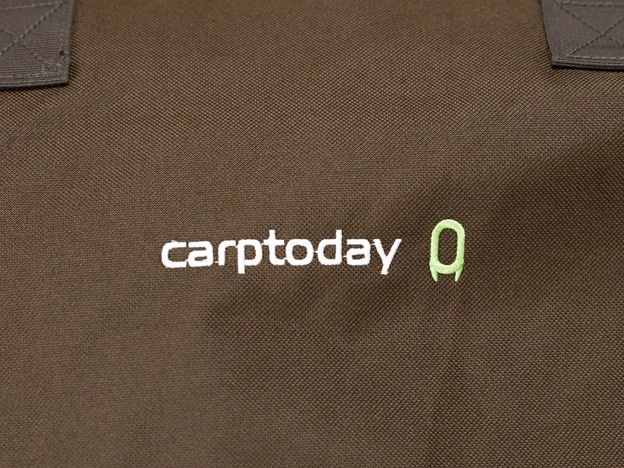 Вышитый логотип carptoday на коричневом чехле Комфорт