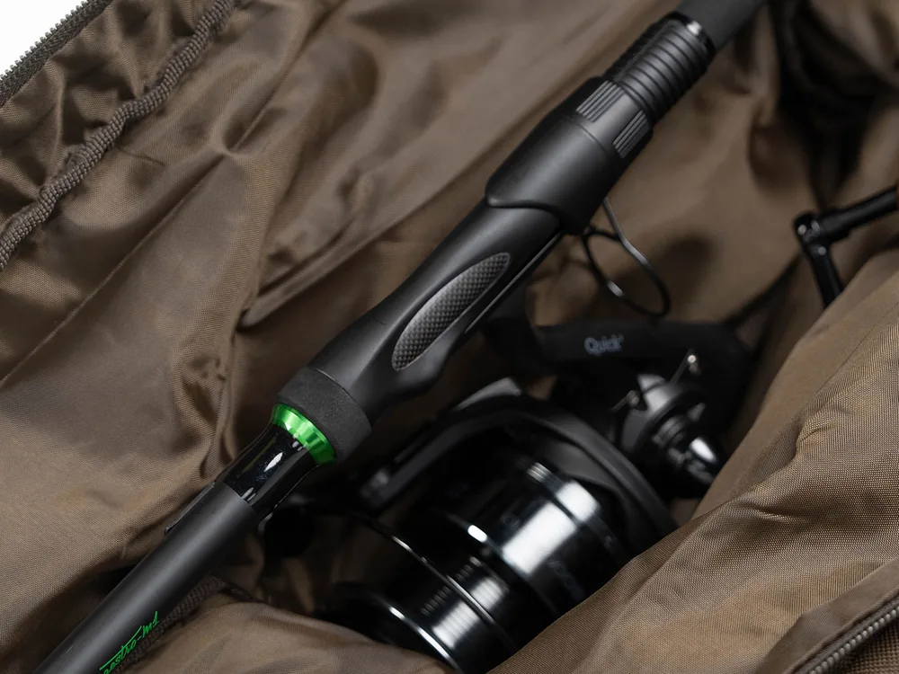 Удилище с катушкой Big Pit в отсеке чехла Carptoday Maestro на 4 удилища