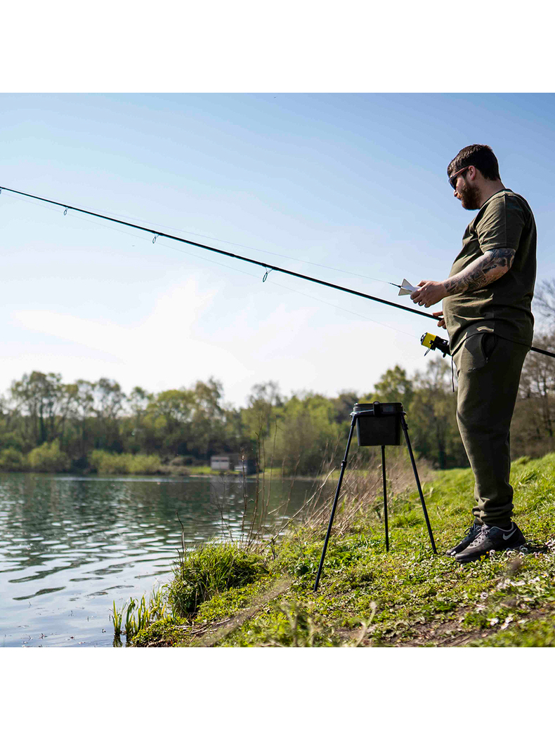 Прикормочная станция AVID CARP Lok Down Bucket Stand, изображение 10 Прикормочная станция AVID CARP Lok Down Bucket Stand, изображение 10