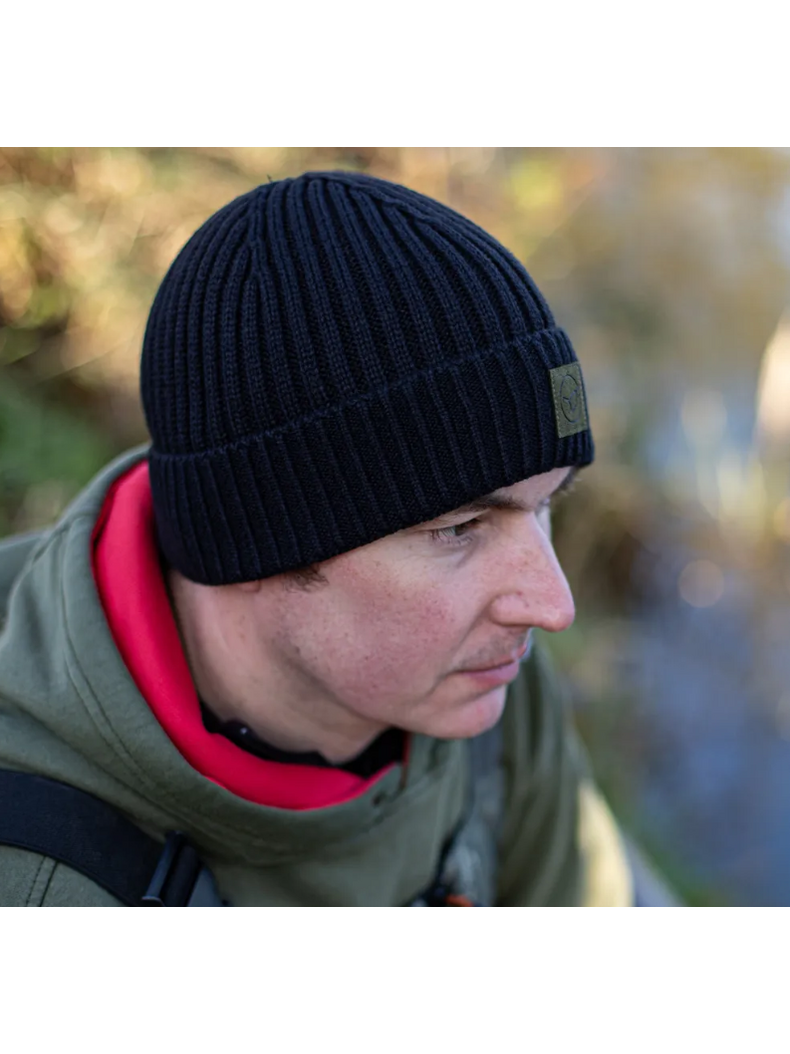 Шапка KORDA LE Fishermen Beanie Black, изображение 2 Шапка KORDA LE Fishermen Beanie Black, изображение 2