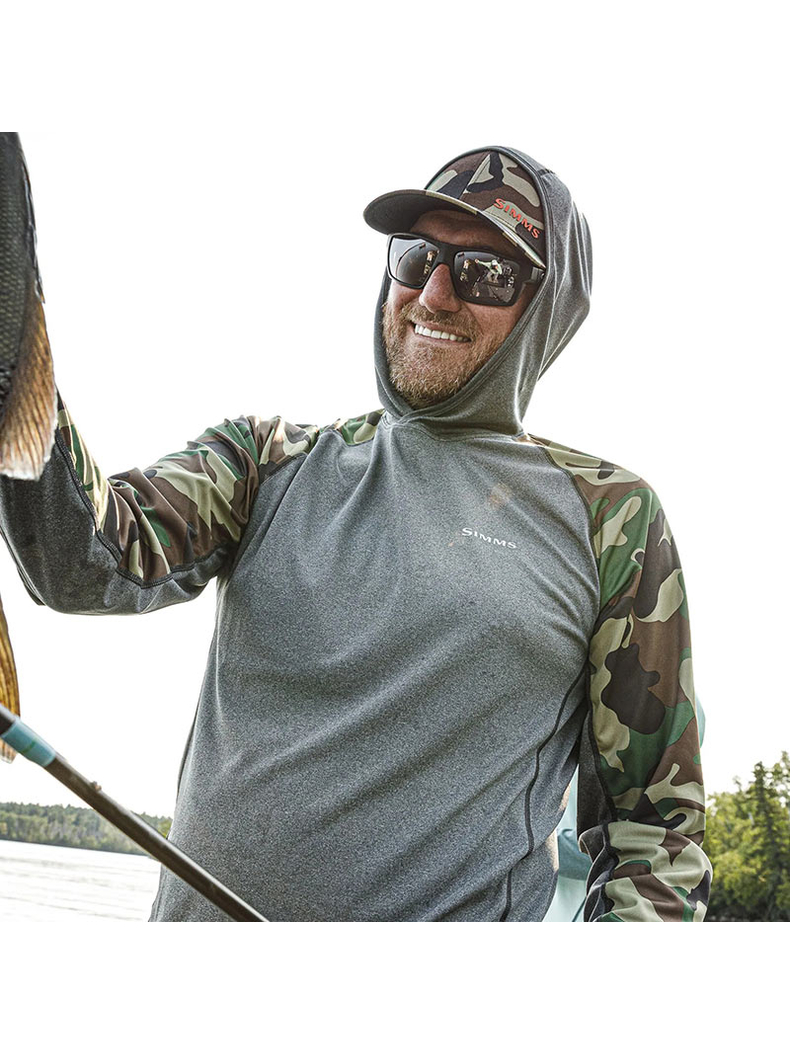 Термофутболка с капюшоном SIMMS SolarFlex Hoody Woodland Camo/Carbon Heather, Размер: M, изображение 2 Термофутболка с капюшоном SIMMS SolarFlex Hoody Woodland Camo/Carbon Heather, Размер: M, изображение 2