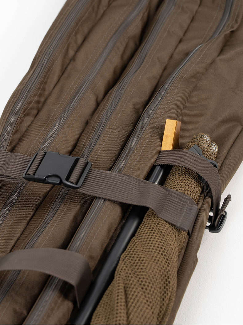 Стропы с фастексами прижимают карман для подсачека и стоек на чехле Carptoday Maestro 13 ft