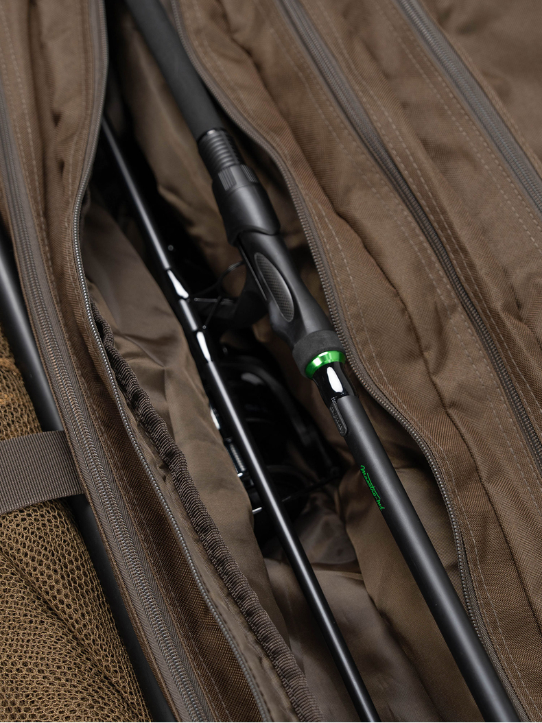 Удилища в отдельных отсеках чехла Carptoday Maestro 10 ft