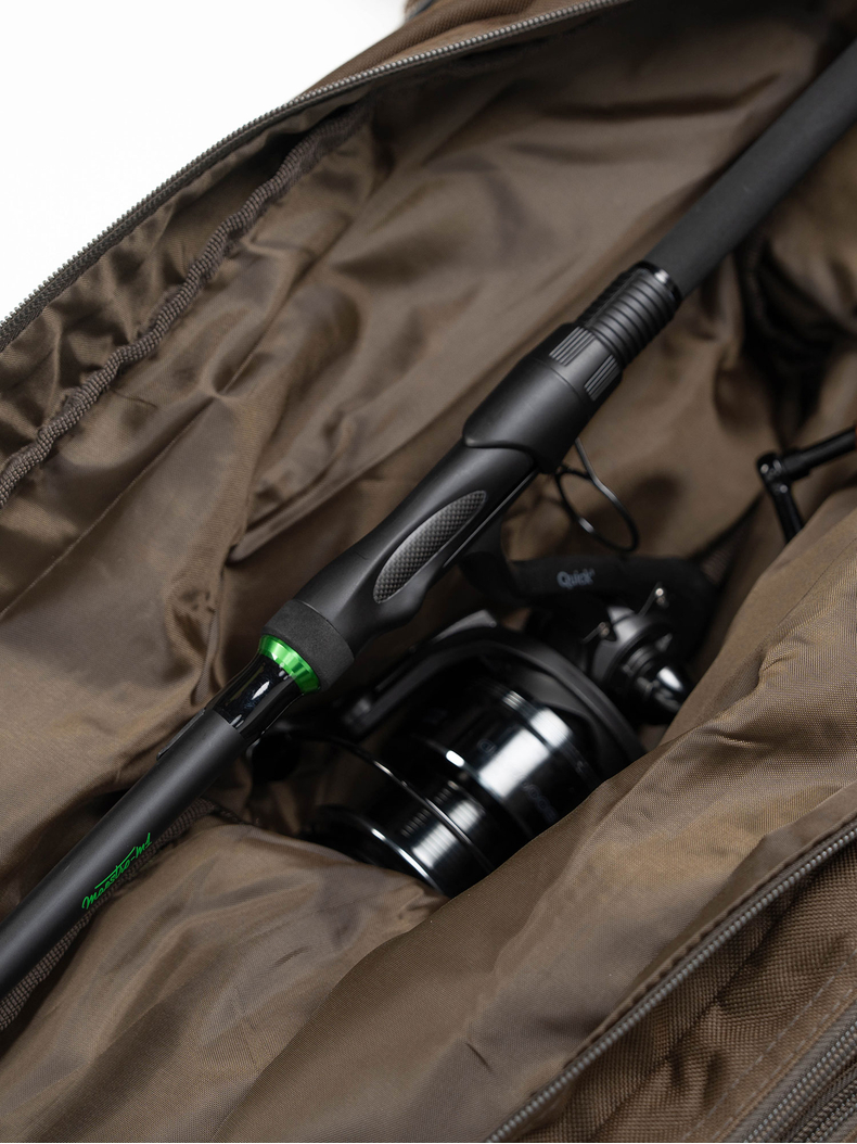 Удилище с катушкой Big Pit внутри отсека чехла Carptoday Maestro 13 ft