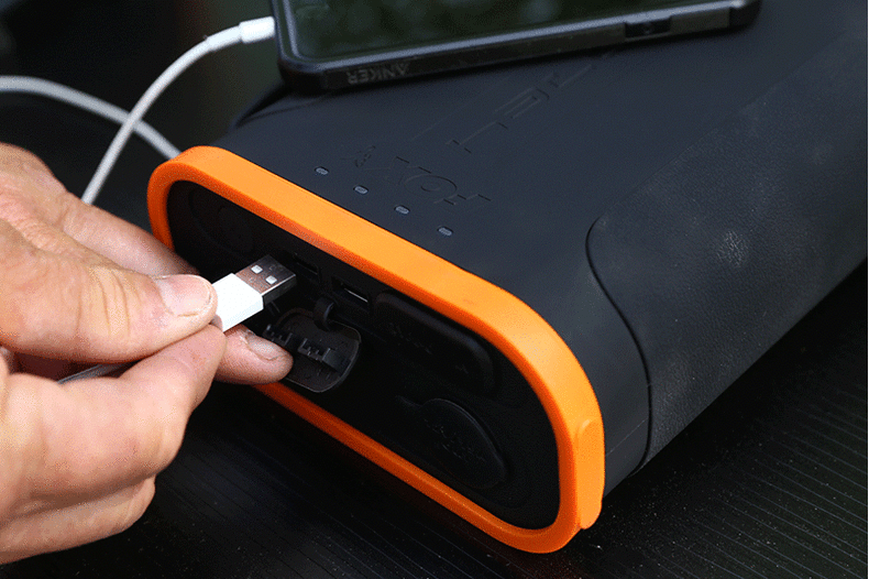 Аккумулятор для зарядки с фонарем FOX Halo 96K Power Pack — фото 10 — CARPshop