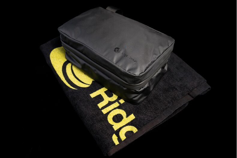 Сумочка с набором для личной гигиены Ridge Monkey LX Towel End Weatherproof Show — фото 2 — CARPshop