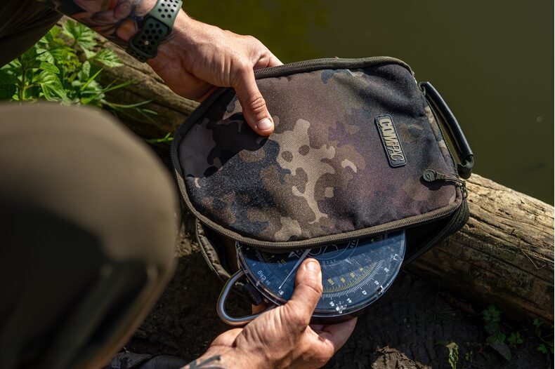 Чехол для весов KORDA Compac Scales Pouch Dark Kamo — фото 2 — CARPshop