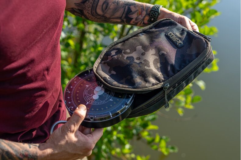 Чехол для весов KORDA Compac Scales Pouch Dark Kamo — фото 3 — CARPshop