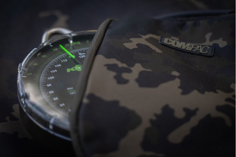 Чехол для весов KORDA Compac Scales Pouch Dark Kamo — фото 4 — CARPshop