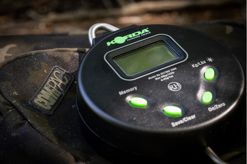 Чехол для весов электронных KORDA Compac Digital Scales Pouch Dark Kamo — фото 3 — CARPshop