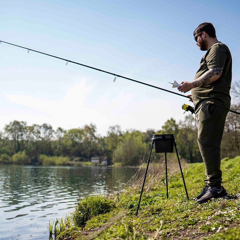 Прикормочная станция AVID CARP Lok Down Bucket Stand — фото 10 — CARPshop